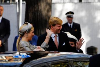 Willem-Alexander en Mxima arriveren bij de kerk.