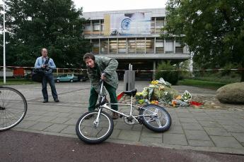 Op de plek waar Youssef is neergestoken, liggen bloemen.