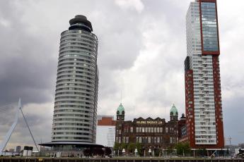 De wolkenkrabber Montevideo (r.) naast hotel New York in Rotterdam.