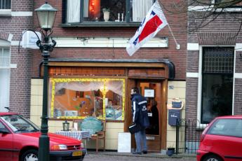 Een vuurwerkbom heeft grote schade aangericht aan een joodse winkel.