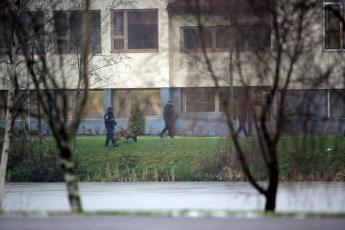 Politieagenten bij de Jokela-school in Tuusula.