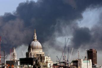 Rookpluimen boven de St.Paul's Cathedral in Londen.