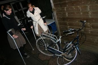 Sandra de Stigter (l.) uit Leerbroek bekijkt de vernielde fiets van Joanne Klok.