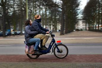 Mobiel bellen op de snorfiets wordt verboden.