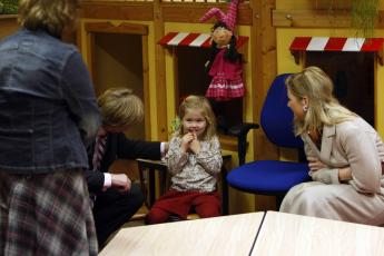 Amalia op haar stoeltje in de klas.