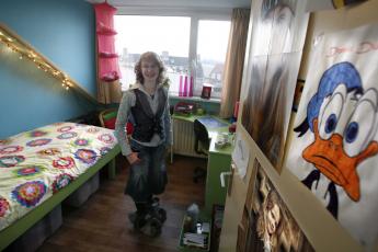 Leonie in haar kamer.