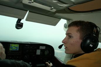 Bas van de Sande (16) zit achter de stuurknuppel van een Cessna in het luchtruim boven Zeeland.