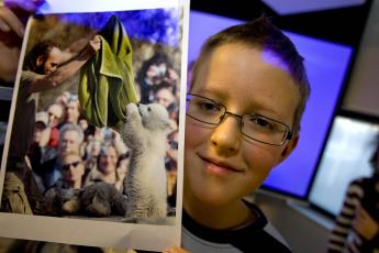 De 11-jarige Pieter van Zelst uit Gouda toonde zaterdag de foto die de Krantenfoto Kinderjury koos tot Beste Krantenfoto 2007.