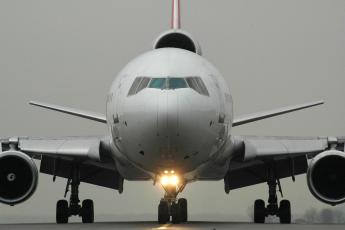 Een vliegtuig staat klaar voor vertrek op een startbaan van Schiphol.