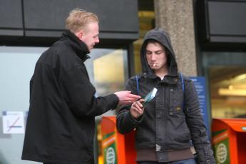 Jacob de Greef (l.) deelt een Bijbel uit.