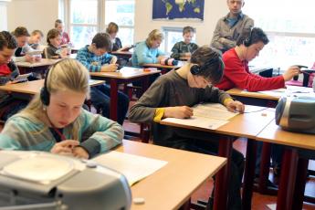 Leerlingen in Groot-Ammers bezig met de Cito-toets.