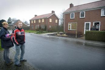 Het Groningse dorpje Ganzedijk wordt met de slopershamer bedreigd.