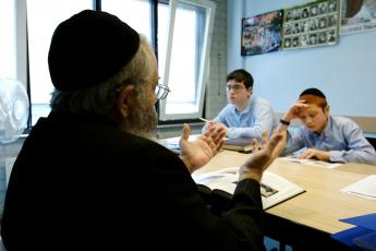 Leerlingen op de Joodse school het Cheider krijgen naast het gewone onderwijs ook les in Joodse voorschriften en wetgeving.