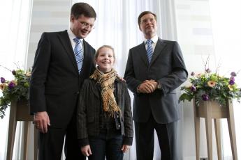 Balkenende met dochter Amelie bij zijn wassen evenbeeld.