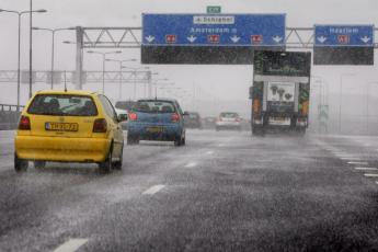 Sneeuw zorgt voor veel overlast op de snelweg.