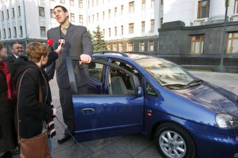 Leonid Stadnik (2,55 meter) bij zijn auto.