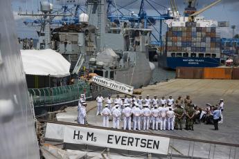 Marine beschermt schepen tegen piraten.