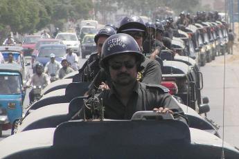 Politie rijdt massaal Karachi binnen.