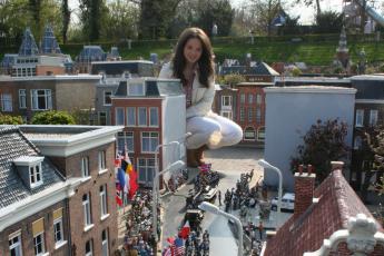 Tahita Ringers (17) kijkt toe hoe haar burgers feestvieren om de intocht van de geallieerden aan het einde van de Tweede Wereldoorlog. Sinds dinsdag is de Haagse scholiere burgemeester van Madurodam.