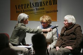 Directeur Van der Horst van het Verzetsmuseum (l.) in gesprek met de zussen Truus (r.) en Freddie Oversteegen.