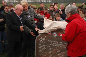 Williams onthult een monument.