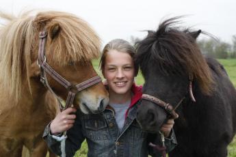 Lisanne Verdouw (12) uit Stolwijk heeft als hobby paardenhouden.