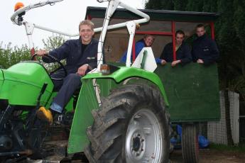 Vier vrienden bouwden een aanhanger om tot slaapplaats. Met een trekker gaan ze door Nederland.