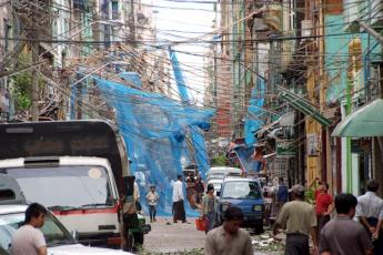 Chaos in de straten van Rangoon.