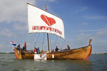 Het ijsstokjesschip van Robert McDonald heeft zijn reis moeten afbreken. Het schip raakte in de problemen op de Noordzee.