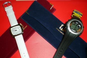 Een horloge (l.) voor Marianne en Maurits (r.).