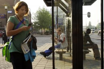 Reizigers wachten woensdag op het busstation van Deventer tevergeefs op de stadsbussen.