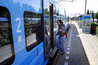 Een studente op weg naar een examen in Amersfoort is verheugd op het onverwachts verschijnen van de trein .