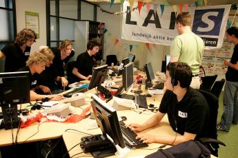 Topdrukte in het radiogebouw in Hilversum, waar telefonisten van het LAKS tienduizenden klachten van examenkandidaten verwerken.