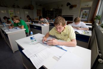 Inspanning van leerlingen, ondanks een stroomnet zonder spanning. Examen