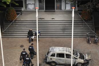 Een arrestatieteam van de politie gaat het stadhuis binnen.