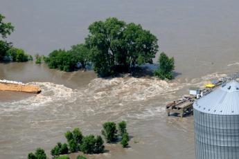 Twee dijkdoorbraken langs de Mississippi.