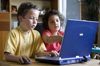 Kinderen moeten al vanaf de eerste leerjaren in het basisonderwijs Engels krijgen.