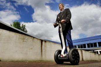 Een politieagent oefent op een Segway.