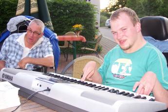 Alfred Schra uit Hasselt begeleidt de samenzang op zijn keyboard.