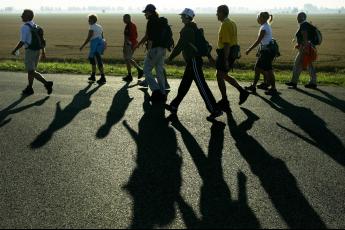 Wandelaars lopen in alle vroegte door de Betuwe.