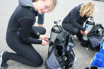 Heleen ten Hove (l.) en haar vriendin Elise Sanderman gaan met Magneet de uitdaging aan om een duik te nemen in de natuur. Voordat ze onder water gaan, krijgen ze instructies.