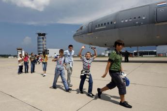 Met een vliegtuig van de luchtmacht bracht Europa kinderhulp maandag 148 kinderen uit Bosni naar Nederland.