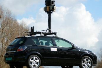 Een Google-auto met camera.