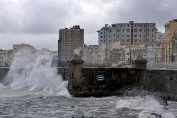 Storm Fay aan de kust van Havana, Cuba.