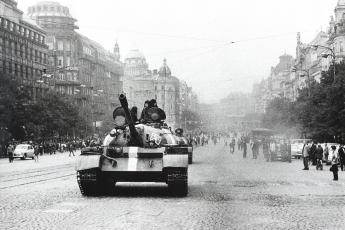 Russische tanks controleren hoofdwegen in Praag.