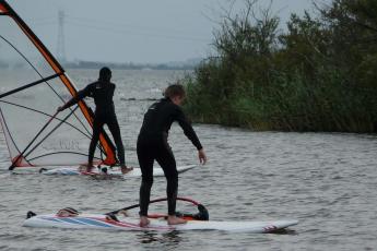 Windsurfen is moeilijker dan het lijkt, vinden Blancis (l.) en Adwin. De jongens kregen deze week een middag les bij Strand Horst bij Harderwijk.