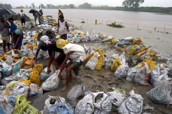 Mensen bouwen een primitieve dam in Bamungaon.