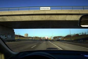 Fiets valt van viaduct op auto.