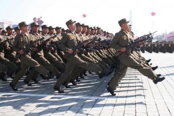 Een militaire parade in Pyongyang.