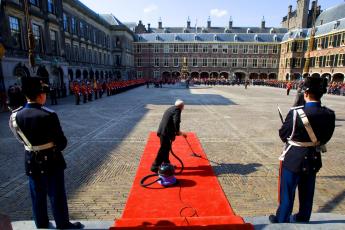 De rode loper wordt uitgerold voor de Ridderzaal